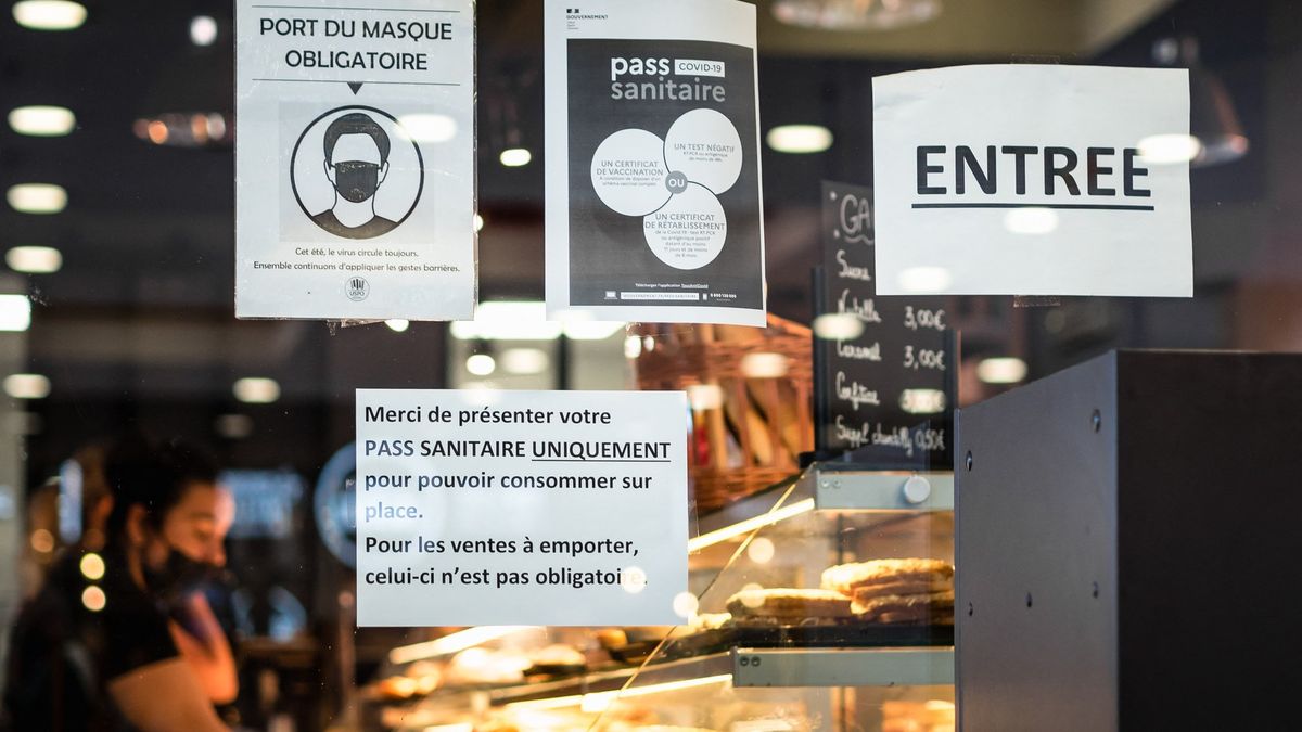 Poukázka na starý život. Ve Francii bují černý trh s falešnými covid pasy
